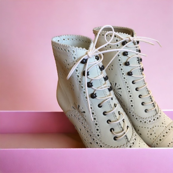 PRADA Victorian Style Lace Up Ankle Boot. - Picture 7 of 8